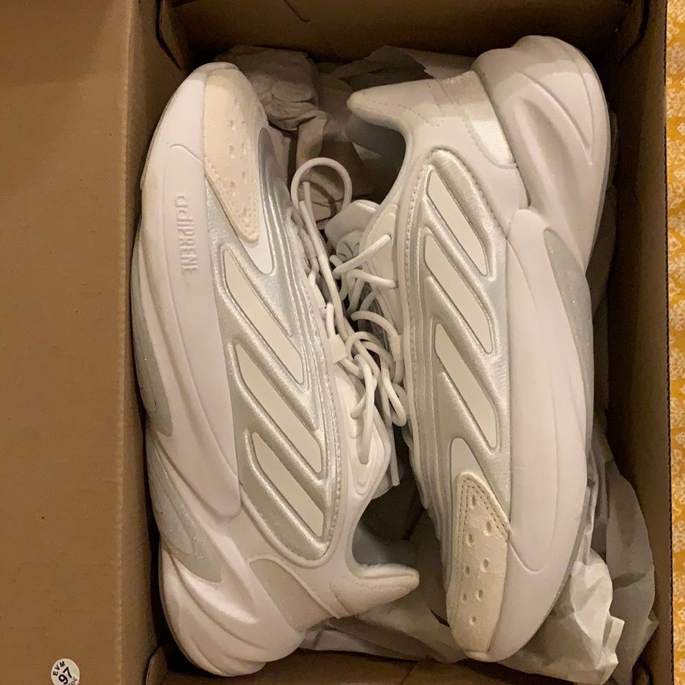 Women’s Adidas Ozelia All White Sz 6.5